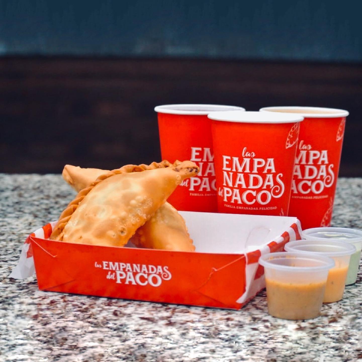 Combo de empanada con bebida fría